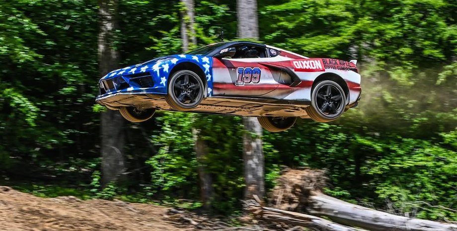 Авто стрибає з трампліну, Chevrolet Corvette, Тревіс Пастрана