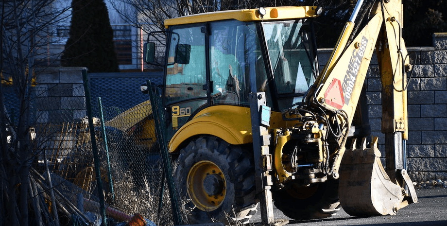 Угнанный экскаватор, разрушил паб, разрушил здание 18 века, здание XVIII века, протаранил несколько раз, расследование полиции,