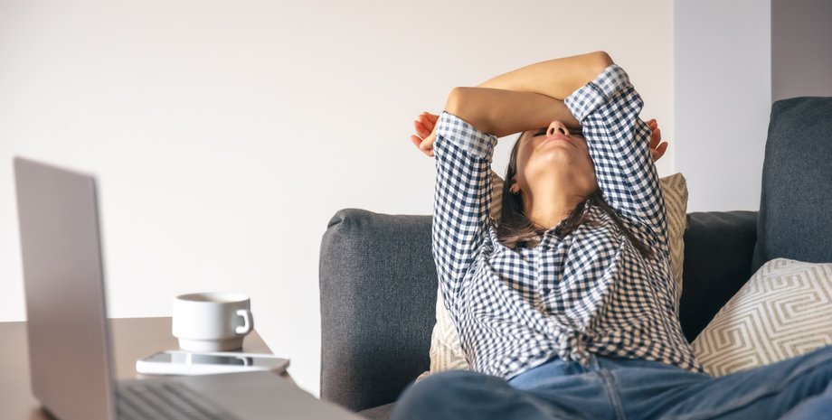 Дівчина на дивані