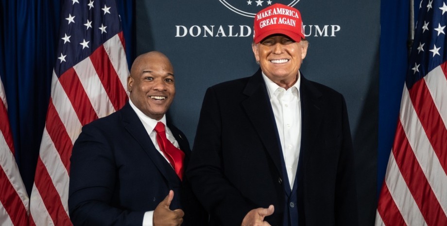 Пастор Марк Бернс молится за президента США Дональда Трампа Марк Бернс и Дональд Трамп