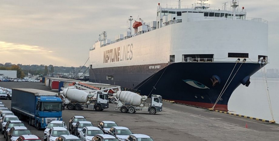 Машины в порту