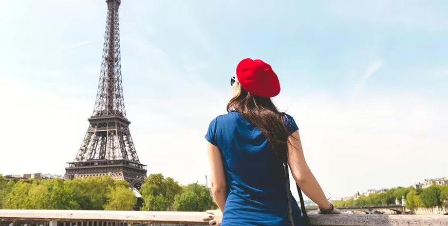 Туристку не впускали в ночные клубы Парижа из-за обуви