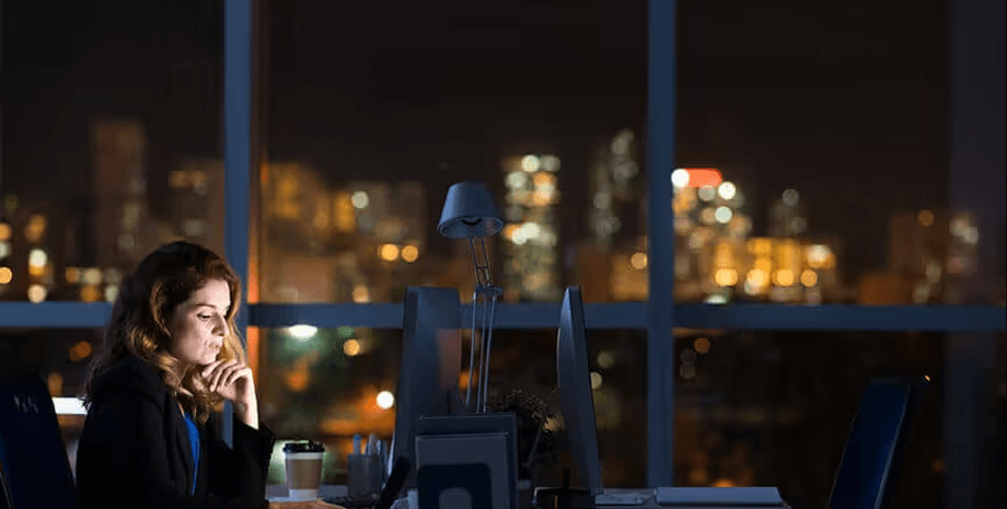 Нічна співбесіда, співбесіда, нічний тест, запрошує в бра, випивка, алкогольні напої, бос, начальник, прийом на роботу