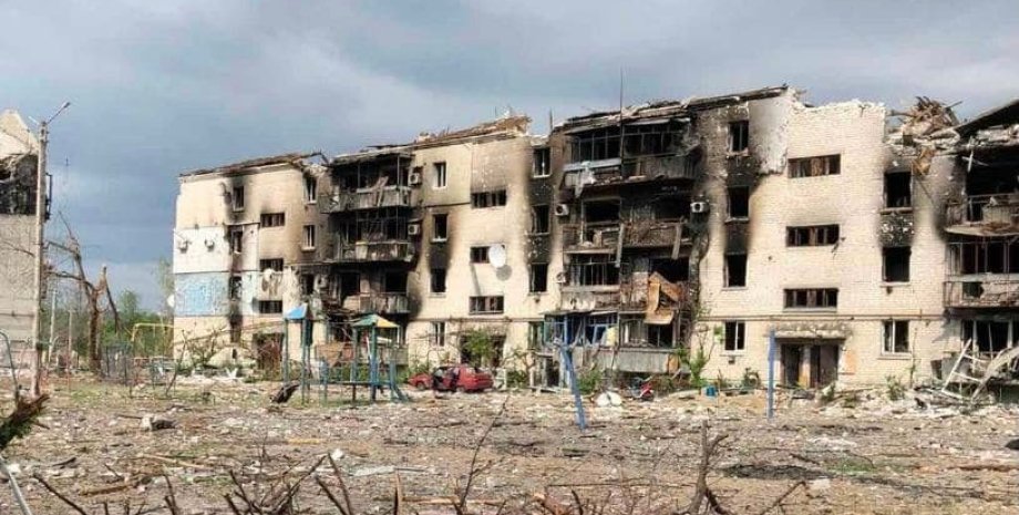 Разрушенный дом в Луганской области, наступление на Северодонецк, российское наступление на Донбассе