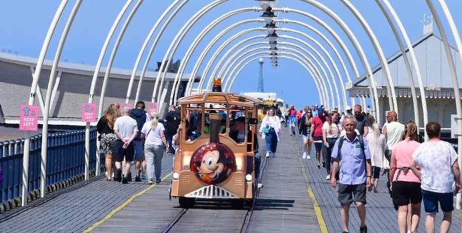 Закритий пірс, пірс, причал, туристи, пляж, море, гроші, занедбаний причал, бізнес, пандемія,