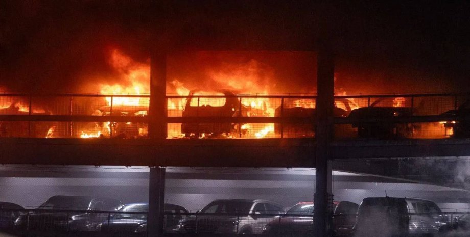 пожар аэропорт парковка, пожар в аэропорту, лондонский аэропорт, аэропорт Лутон