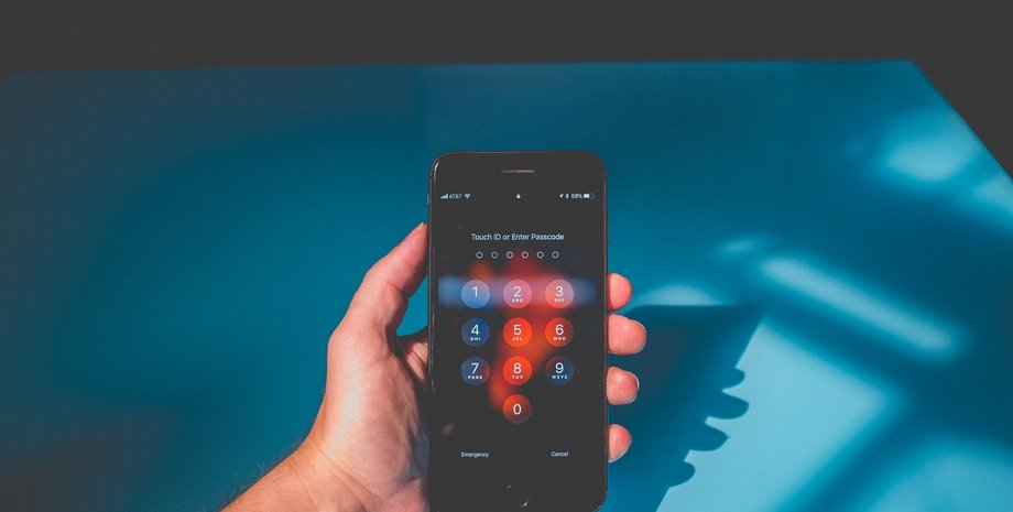 смартфон у руці шпигунське ПЗ на смартфоні як знайти та видалити