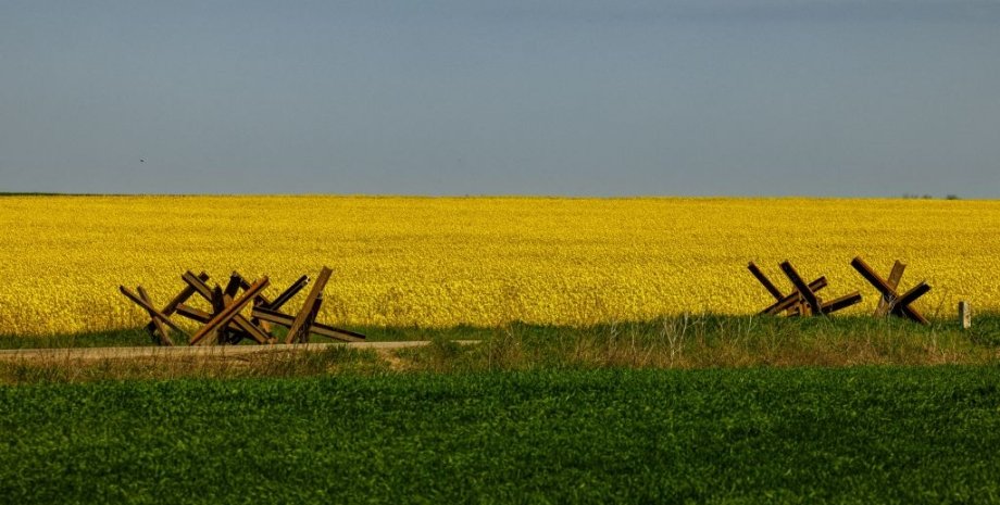 Украина, поле, противотанковые ежи