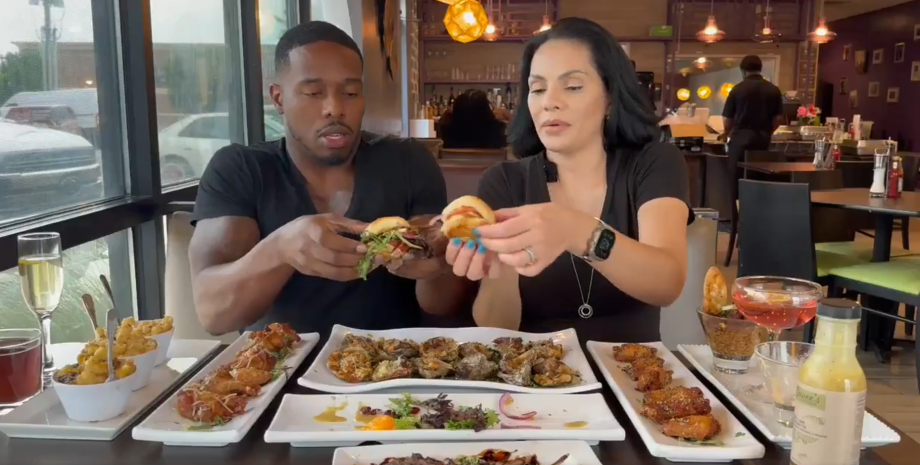 Причиною став позашляховик, який влетів у заклад харчування Топблогери оцінювали смак бургерів в ресторані, а за мить ледь не загинули