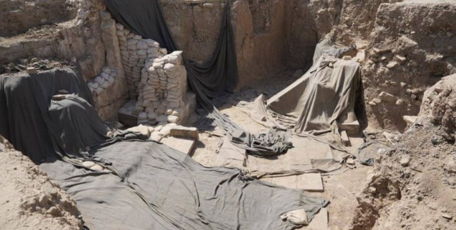 археологи нашли ассирийскую скульптуру в Ираке