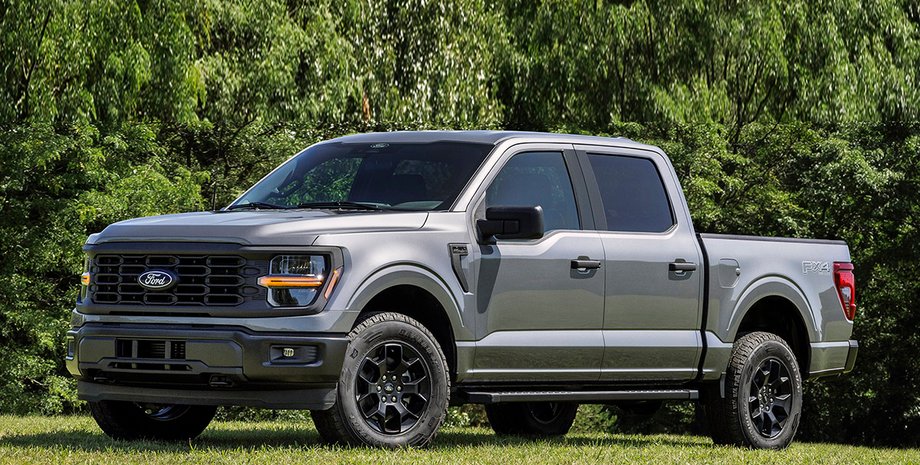 Пикап Ford F-150 Hybrid на улице