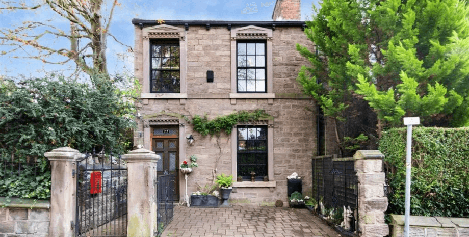 Фасад двухэтажного каменного дома в Ротерхэме, который продается за 240 тысяч фунтов стерлингов