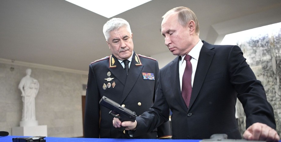 Володимир Путін, виставка зброї, Путін зі зброєю, Путін на виставці зброї