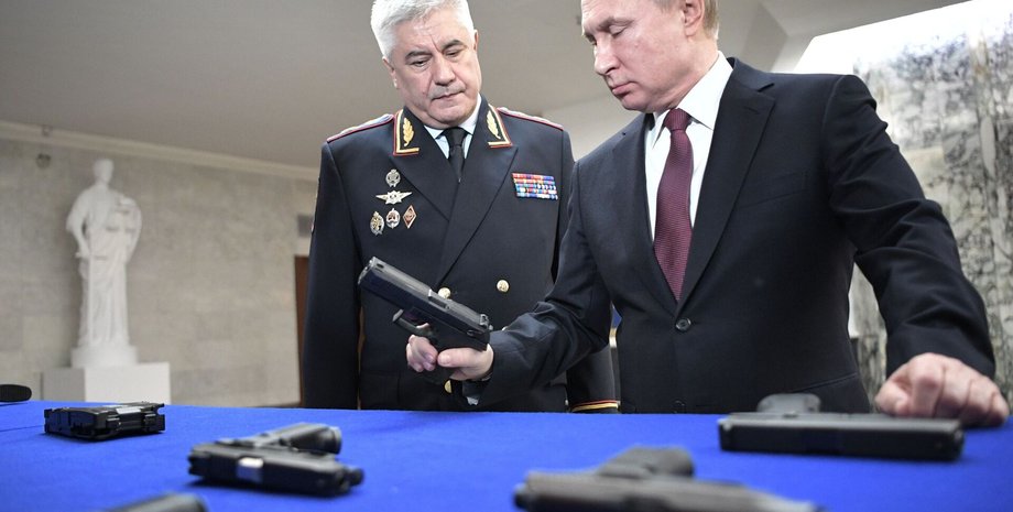 Володимир Путін, виставка зброї, Путін зі зброєю, Путін на виставці зброї