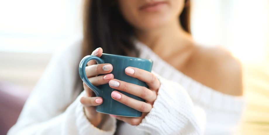 девушка держит чашку чай, кофе, напиток, чашка