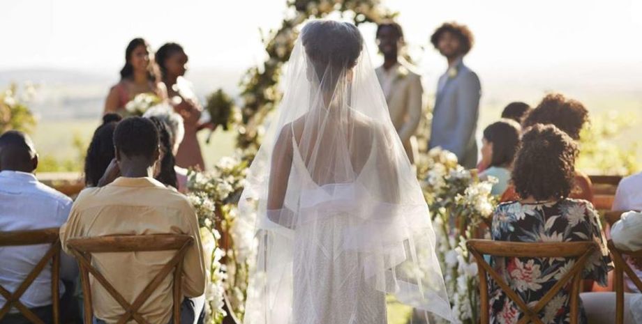 Смена фамилии после бракосочетания, невеста предложила принять в этом участие гостям на свадьбе, курьезы, приколы