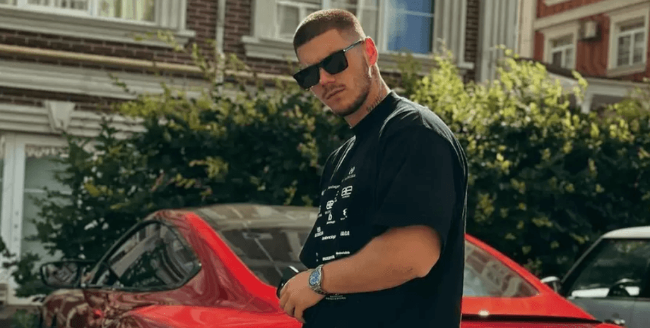 Александр Волошин возле авто