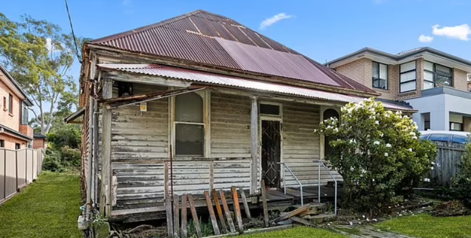 Старый гнилой дом из дерева продали за 2,4 миллиона долларов, что в нем такого особенного, продажа недвижимости