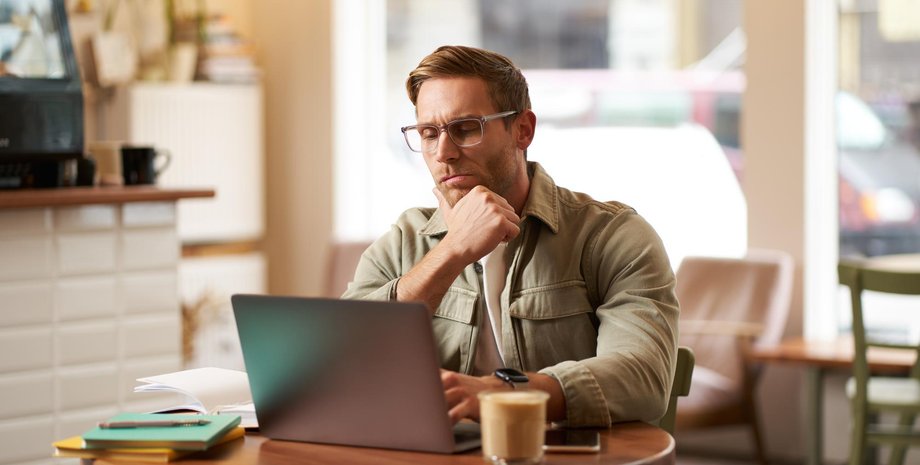 Мужчина с ноутбуком