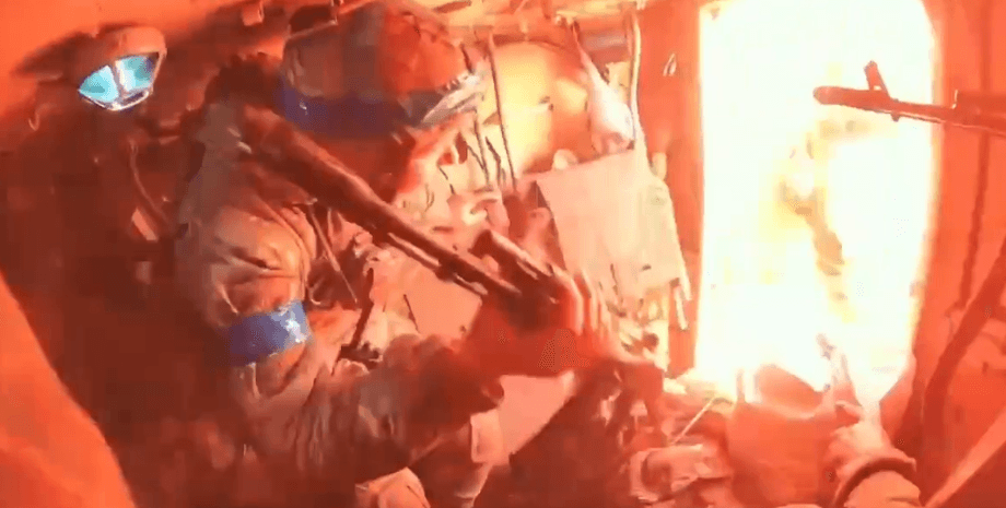 Бійці Нацгвардії десантуються з БТР