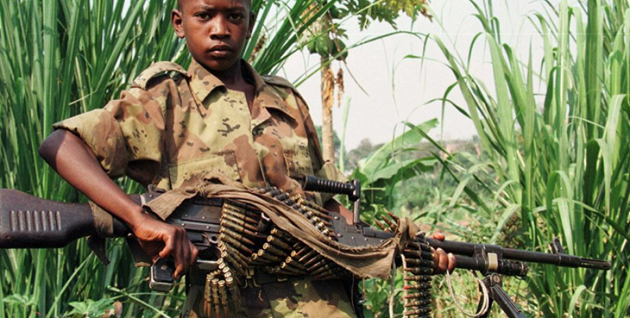 Маленький африканский солдат / Фото: internetmonk.com