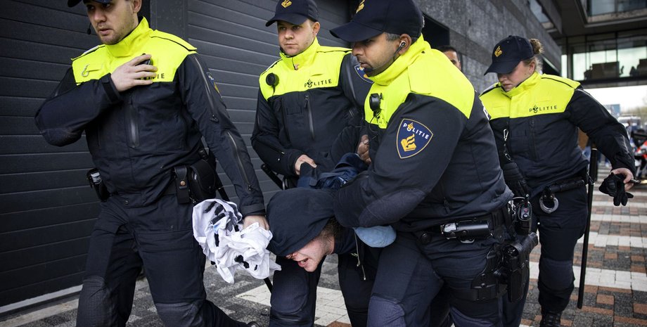 Эммануэль Макрон, демонстрант, задержание, полиция, лозунги, протест против Макрона, пенсионная реформа