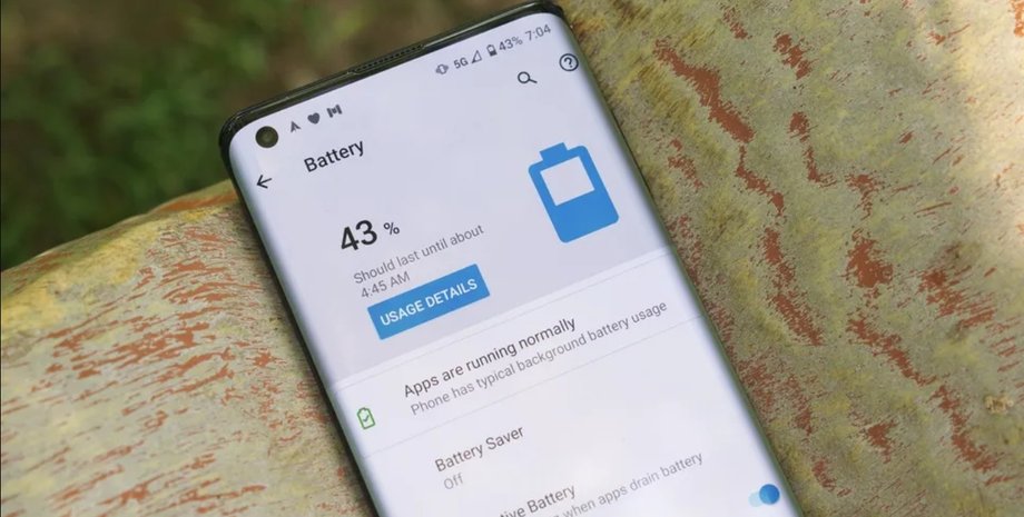 Смартфон Motorola Edge показує заряд батареї