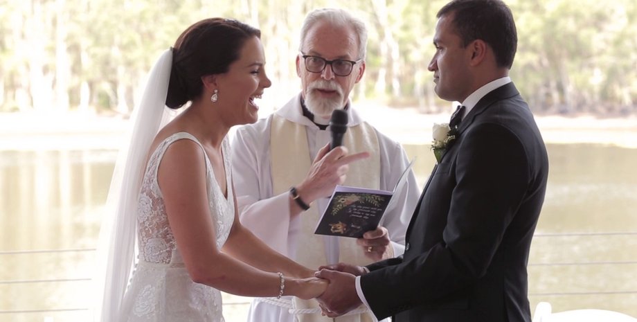 Свадебная церемония, пастор, невеста, жених, супруги, неприятный случай на свадьбе, гости узнали правду, сказал лишнего