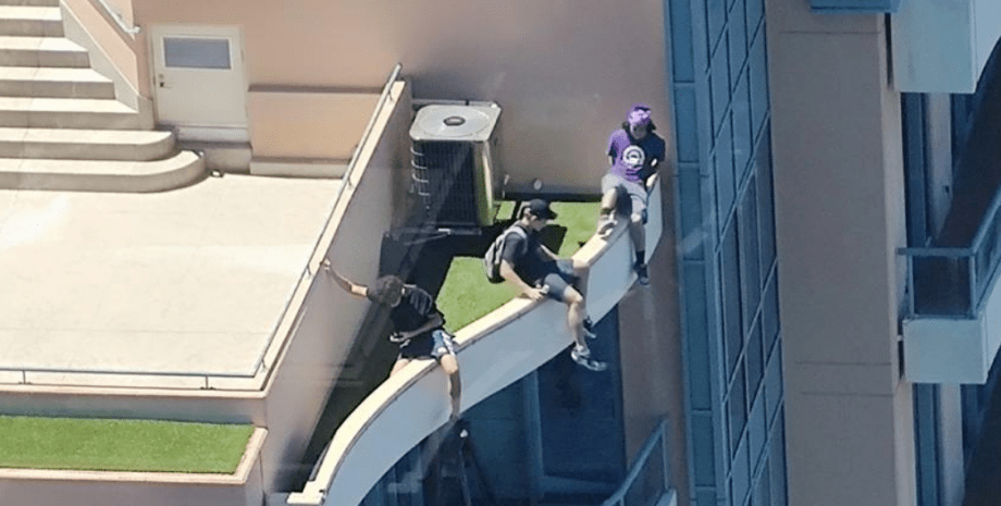Підлітки на карнизі 37-поверхового будинку в Австралії, екстрим, курйози, неймовірні випадки, відео