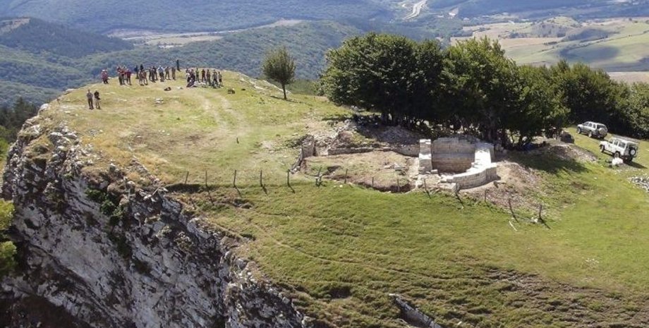 алтарь, васконы, баскси, открытие, монастырь, археологи, археология, находка, река, колодец, божество, история