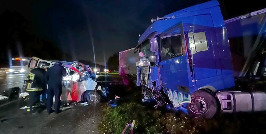 ДТП в Винницкой области 16 октября, ДТП под Винницей, Национальная полиция о ДТП, ДТП грузовик DAF, ДТП с микроавтобусом, ДТП Renault Trafik