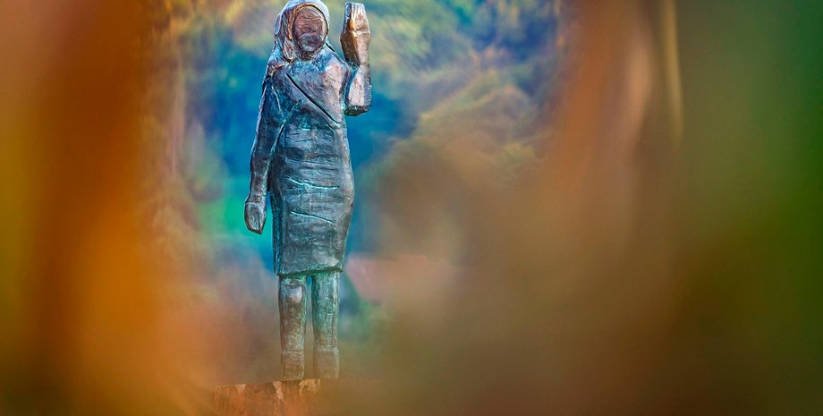 бронзовая статуя Мелании Трамп пропала