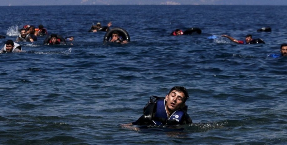 Мигранты в море / Фото: abcnews.go.com