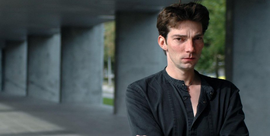 гекке, скандал, размазал фекалии, театр,