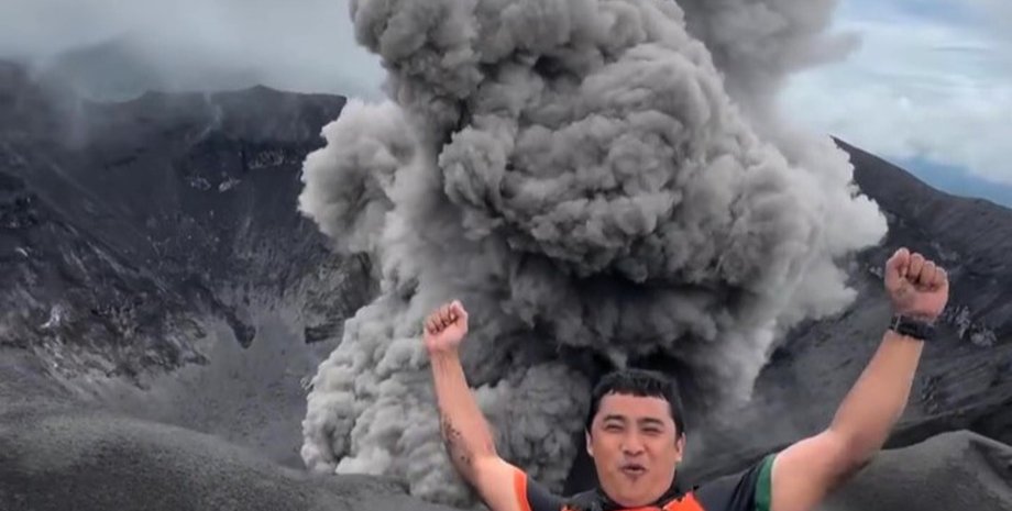 Вибух вулкана, вулкан Дуконо, виверження з екстремально близької відстані, на межі ризику, небезпечне селфі, селфі на тлі вулкана, вулкан Дуконо, виверження з екстремально близької відстані