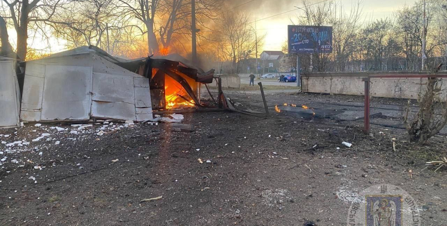 У житловому будинку на Печерську частково зруйновано два верхні поверхи, а у Свя...