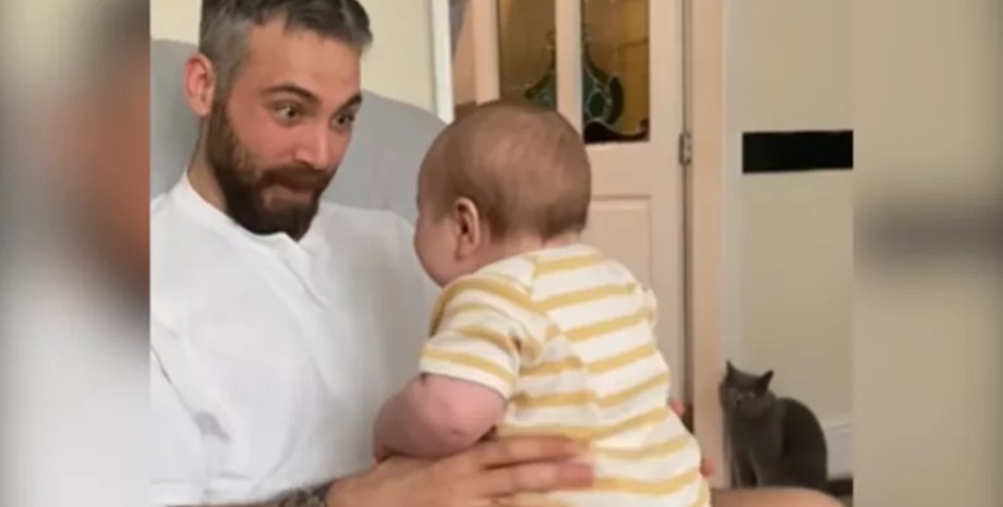 Трогательная сцена с ребенком, папой и недовольным котом