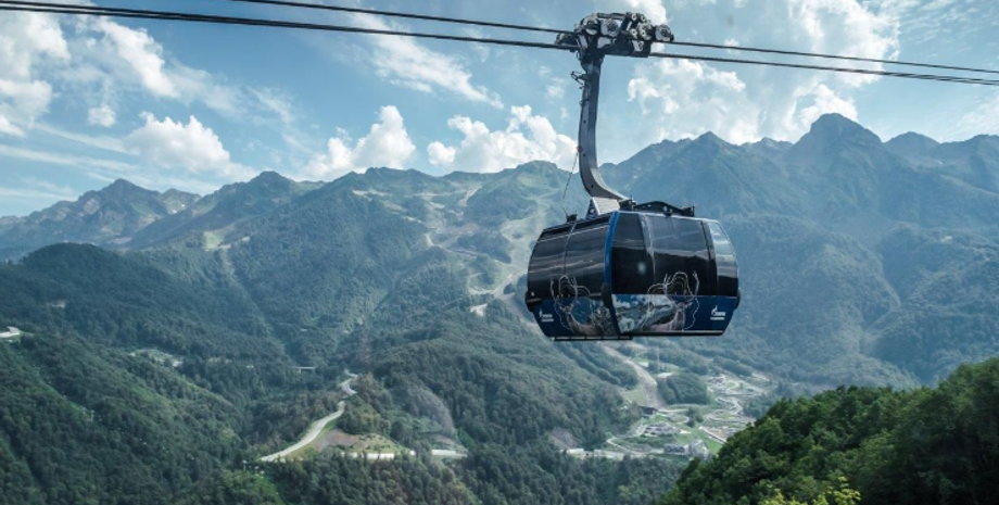 Канатна дорога з туристами ледь не розбилась об скелю, курйози під час мандрівок, туристи застрягли на гірському хребті в Італії