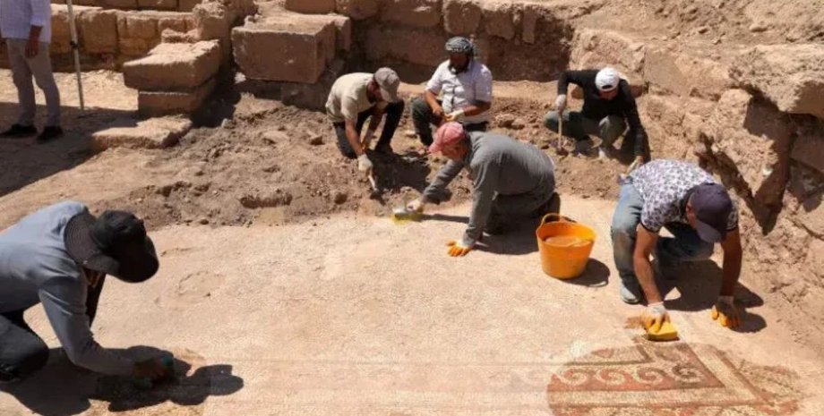 археологи раскопали мозаику