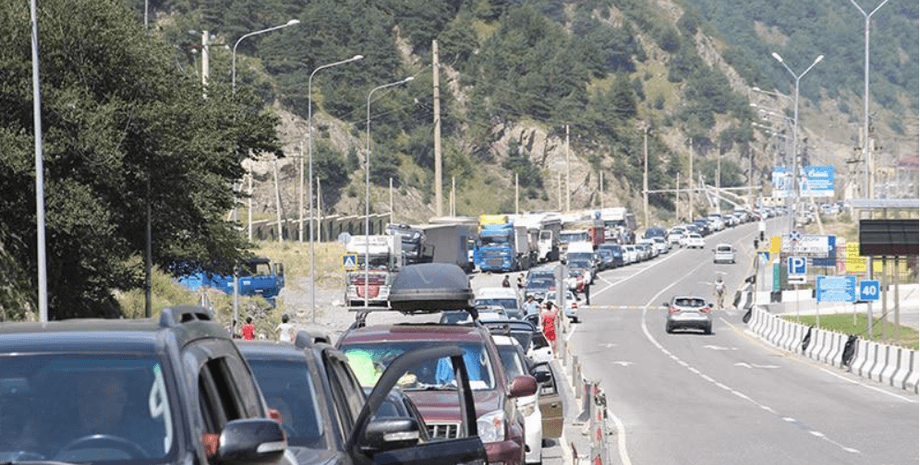 черга на КПП, автомобілі, Верхній Ларс, Грузія
