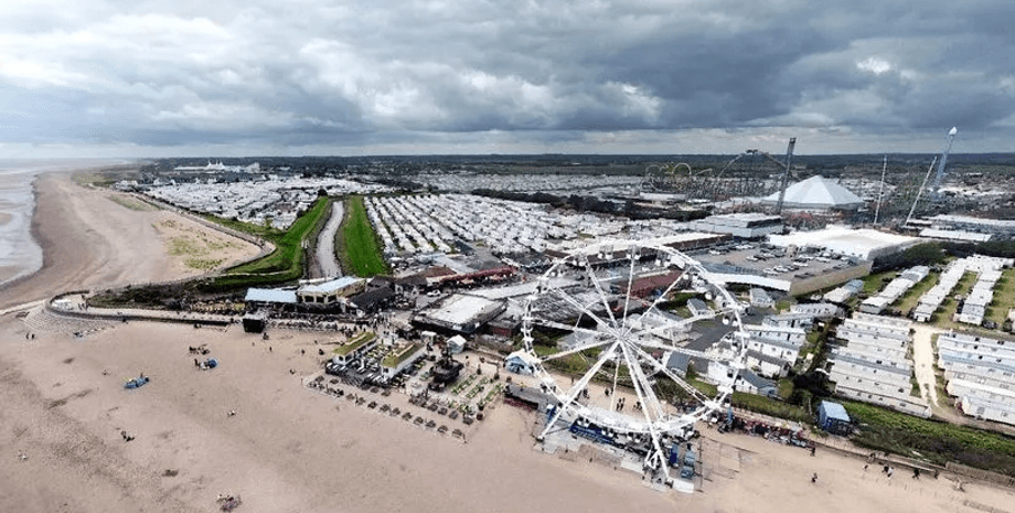 Приморське британське містечко, село, курорт, поліція, злочинність, бродять п'яні банди, банди головорізів, кримінал