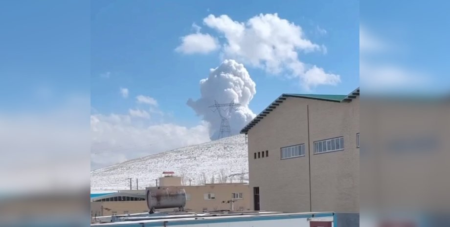 Взрывы в Иране Иран пригрозил соседним странам после вторжения Израиля и США