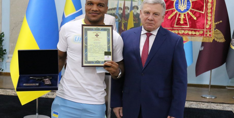 Жан Беленюк получил новое звание ВСУ и оружие после Олимпиады-2020