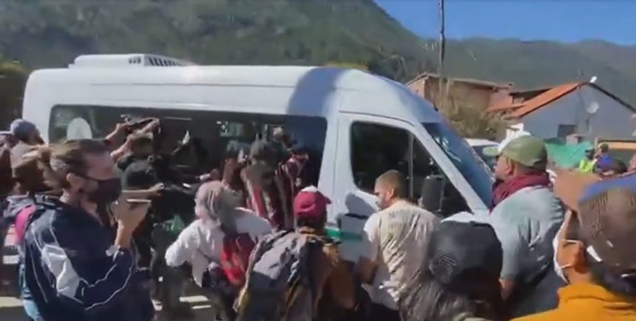 Аргентина, протестующие, Альберто Фернандес, президент, автобус