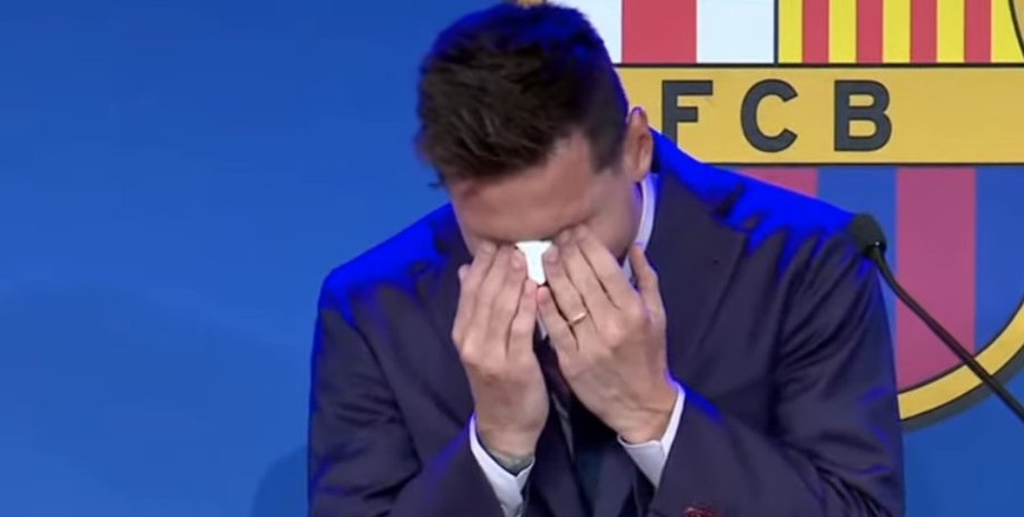 Ліонель Мессі плаче