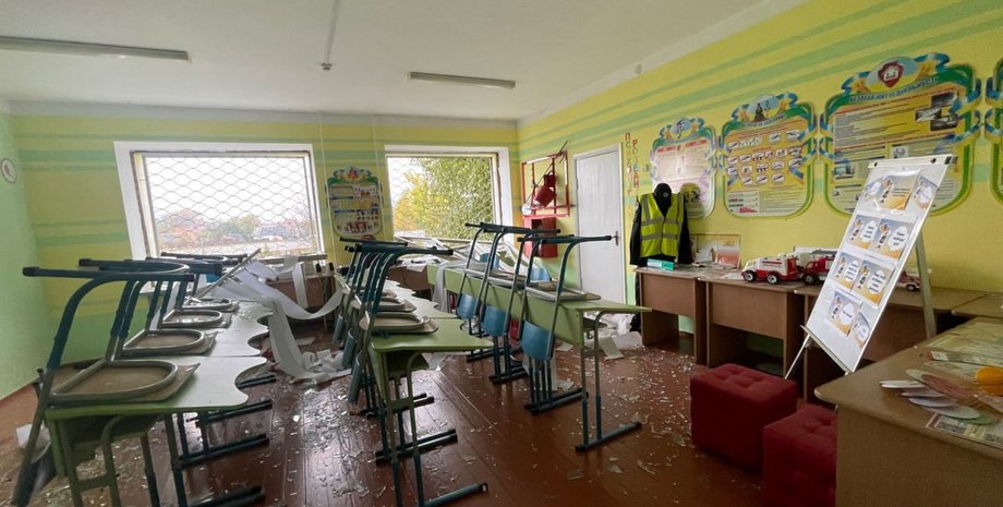 школьный класс, разбитое окно, стекло