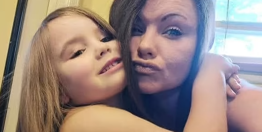 Установка памятника для матери, девочка сама собрала деньги на надгробие, США, курьезы, трогательные истории, фото