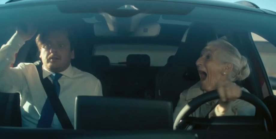 нергичная пожилая женщина прокатилась "с ветерком" на мощном электромобиле в новой рекламе Volkswagen