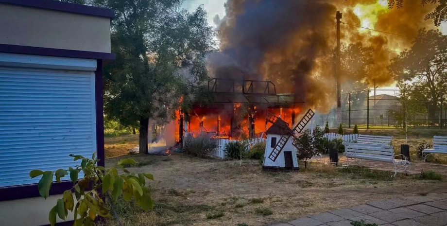 L'esercito occupante baciò il villaggio di Malokaterinovka. Le munizioni indefin...