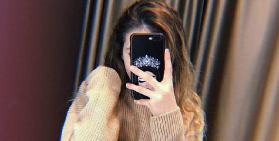 Девушка с телефоном, приложение для знакомств, удивление, шок